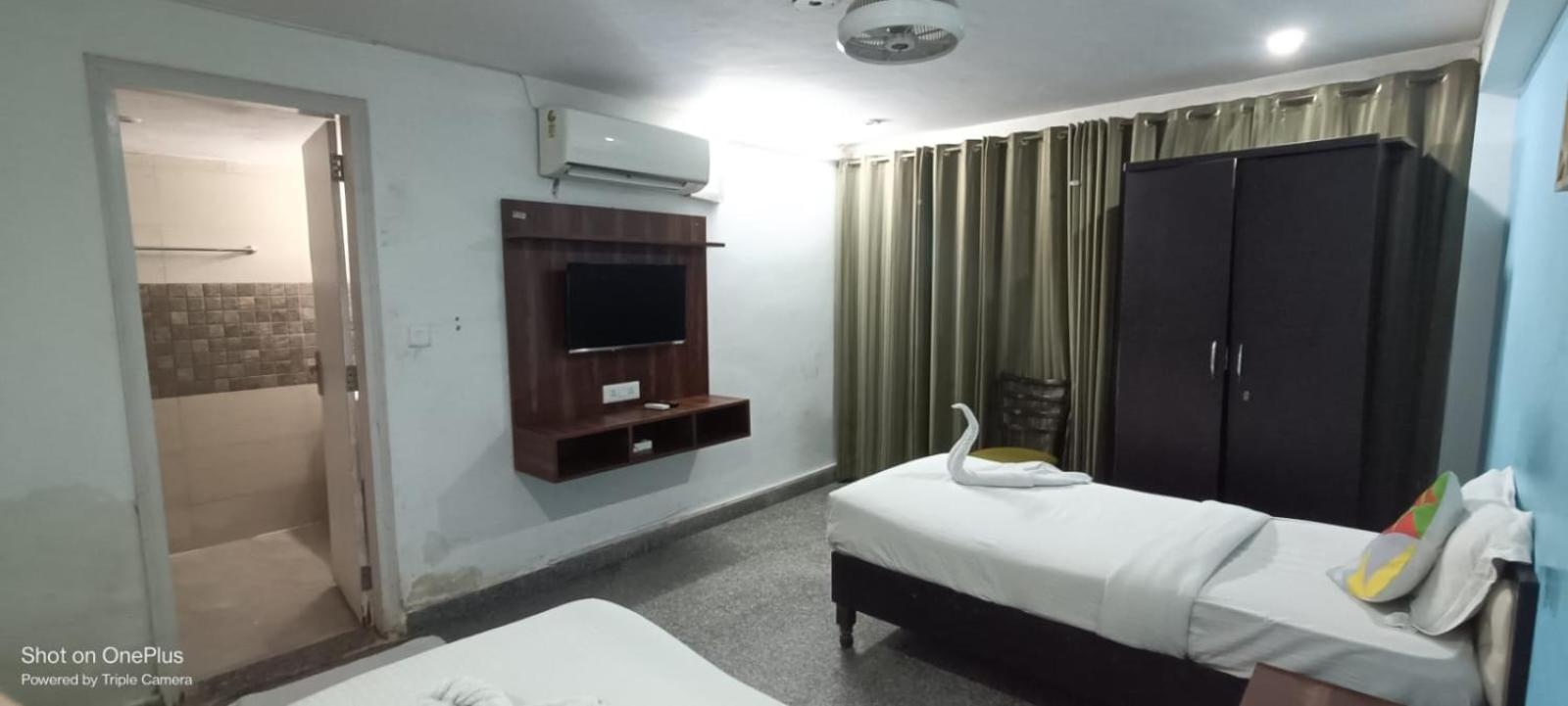 Nuab House - Near Fortis, Max, Medanta, Paras Hospitals And Huda Metro Gurgaon Buitenkant foto